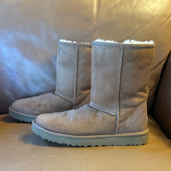 Women’s Ugg Australia Classic Short II Boots Sz 8 Chesnut